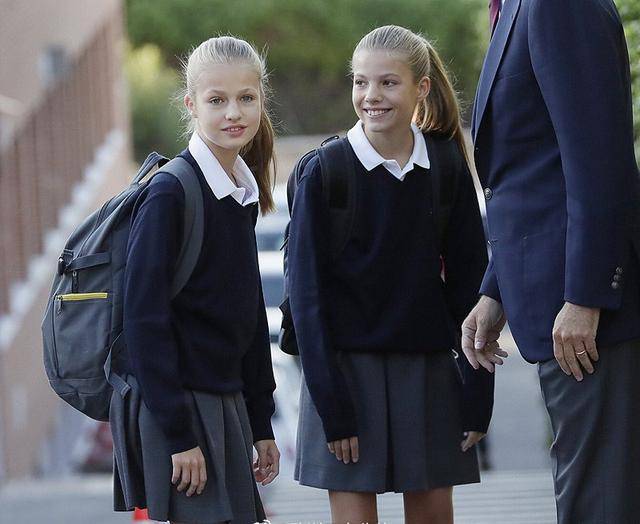 西班牙公主也开学啦!姐妹俩同款马尾和学院风校服,美得像双胞胎