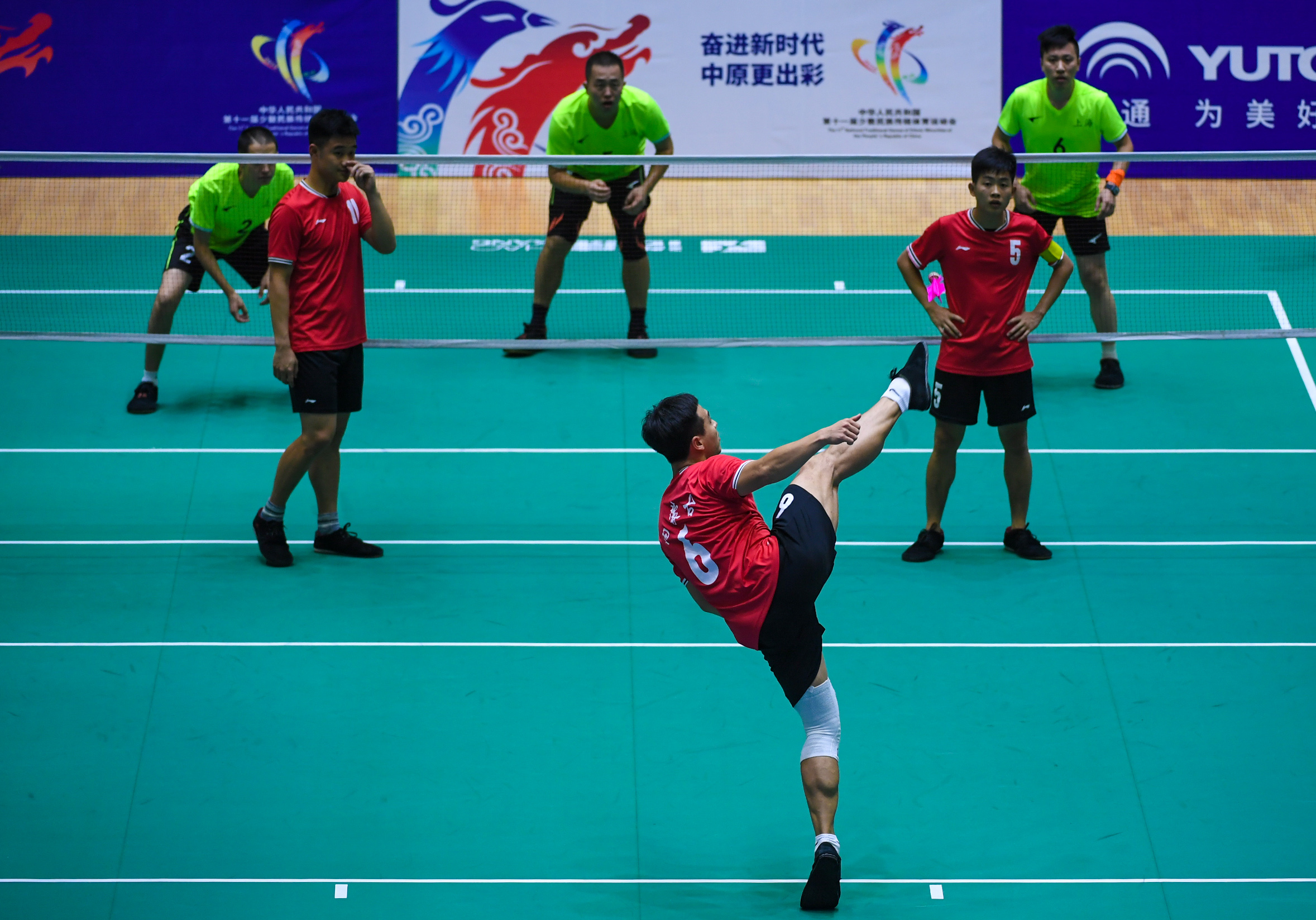 当日,在郑州举行的第十一届全国少数民族传统体育运动会毽球男子三人