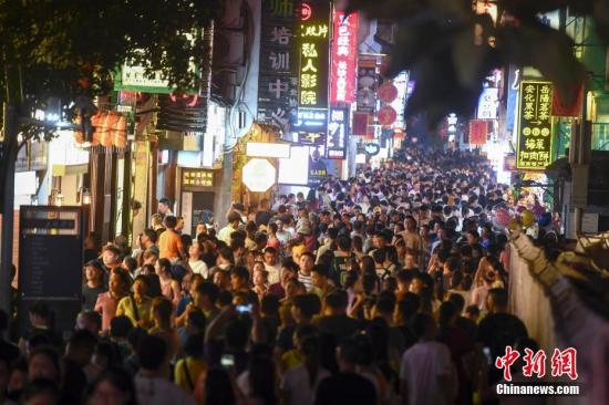 报告显示白领流行趋势：上海人爱美广东人爱吃