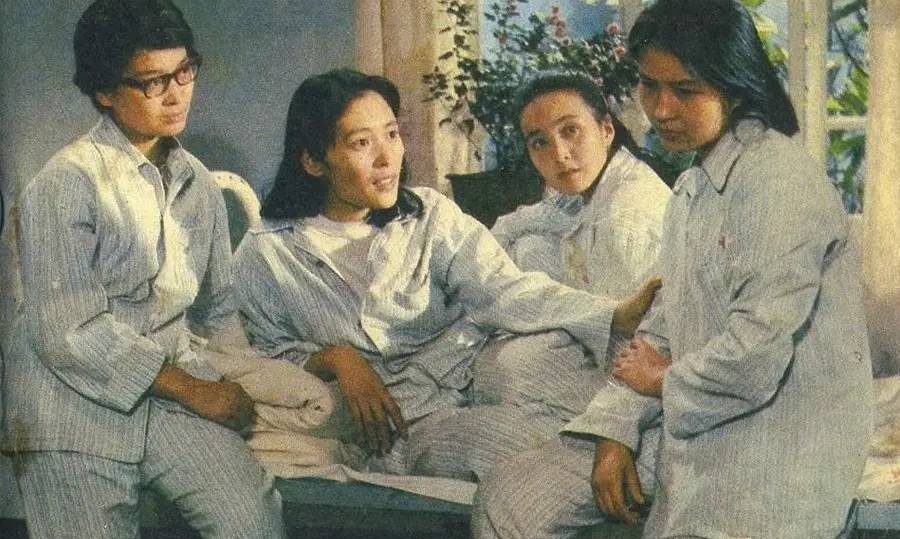 61岁李羚因戏生情,嫁给大13岁演员李克己,如今一家生活幸福