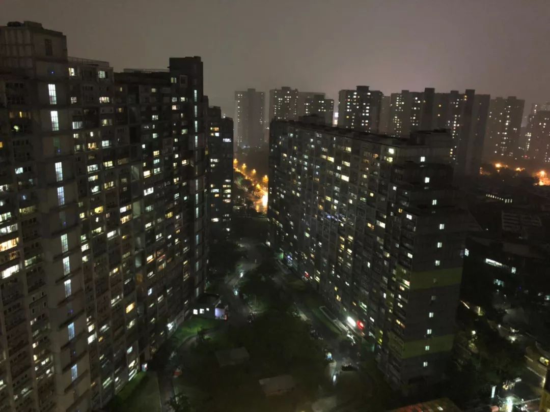 我住在十六楼,每天最喜欢的,就是在天黑以后看着窗外.