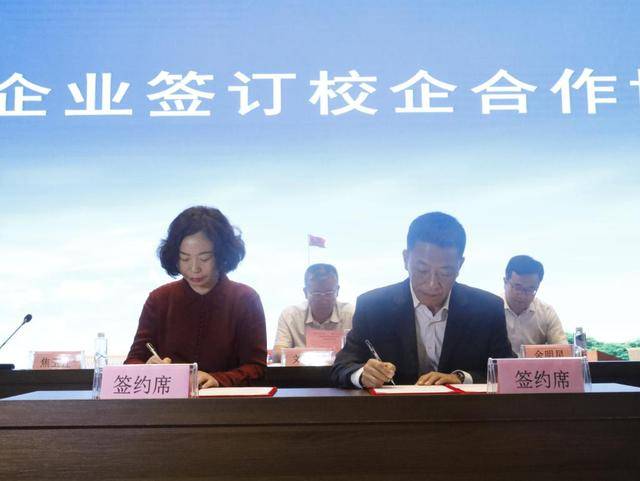 职业教育合作框架协议,刘炜校长与余明星副主任共同为"宁夏宁东能源