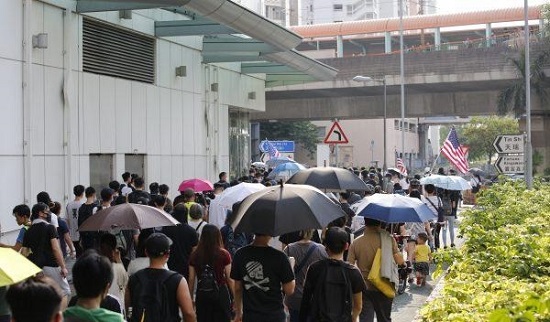 天水围多处示威者聚集香港警方举蓝旗警告