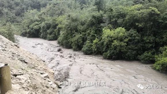 四川绵阳北川小坝(白露坪段)滑坡,应急抢险救援在行动