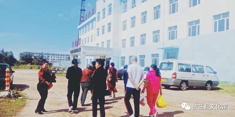 在阖家团圆欢度中秋佳节之际,由依兰县达连河镇原创舞蹈队发起并联合