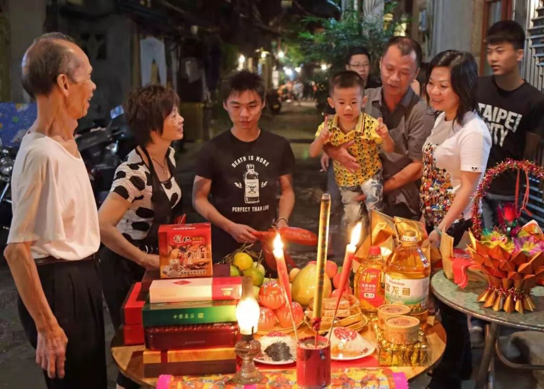 中秋节这组照片让汕头人直呼暖心围观乌桥岛人情味浓浓的中秋夜