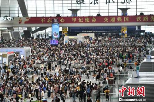 中秋假日中国铁路客流持续高位运行