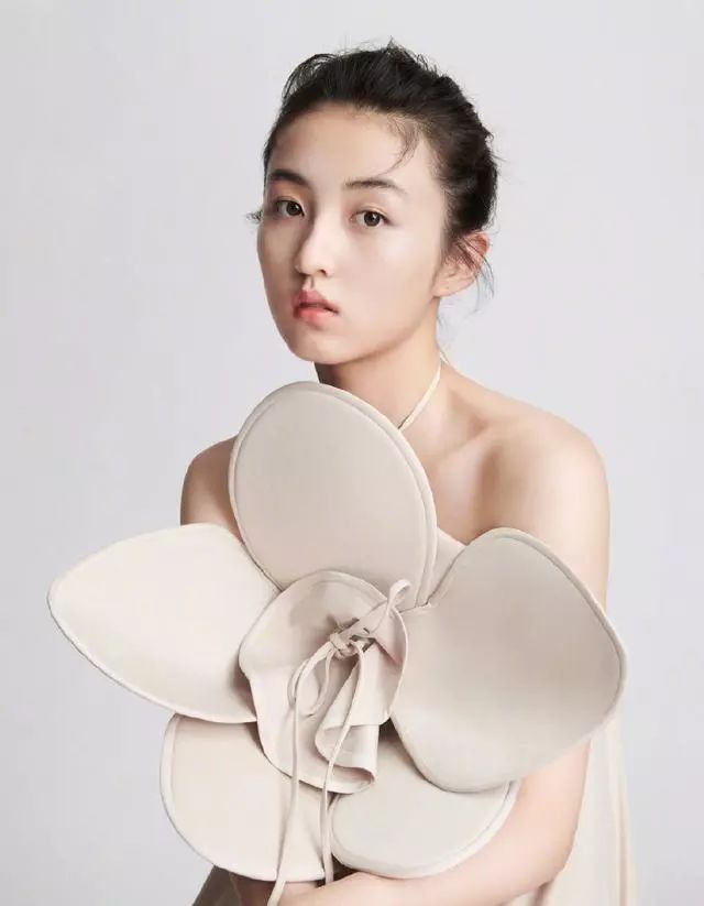 张子枫长开后更美了,穿裸色挂脖花朵裙,小巧可爱清纯感十足