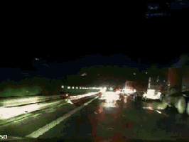 驾驶员立即减速停车, 可不料后方车辆却一头撞了上来, 当车子行驶至
