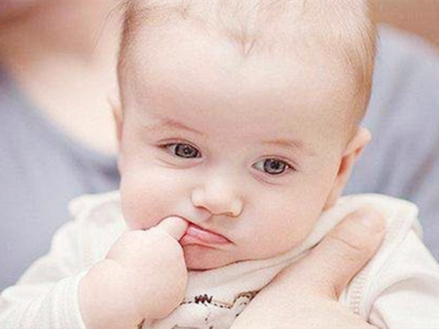 几个月宝宝会吃手玩手 a7410ce4a1f245a6919bfa3ed8fd4465.png