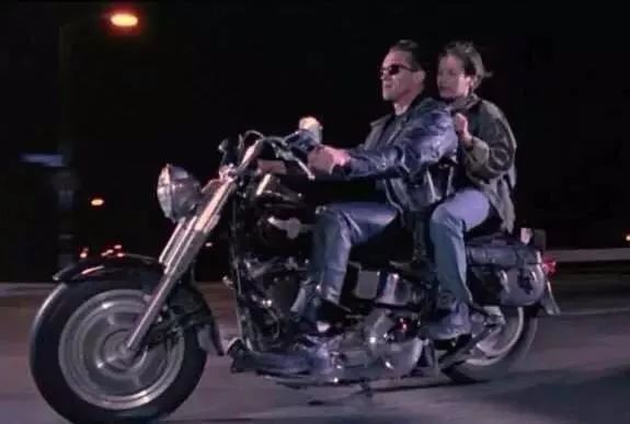"喏,总归是男的都想骑这种摩托车,女的也最好老公骑这种摩托车,就这种