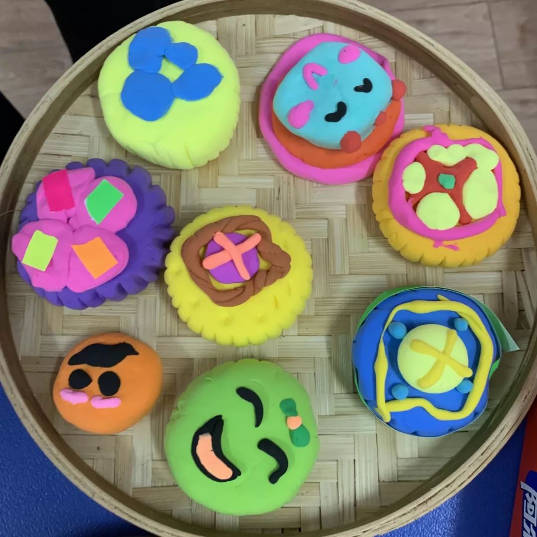 一幅幅五彩的月饼作品和充满仙气的嫦娥绘画,充分发挥了孩子们的想象
