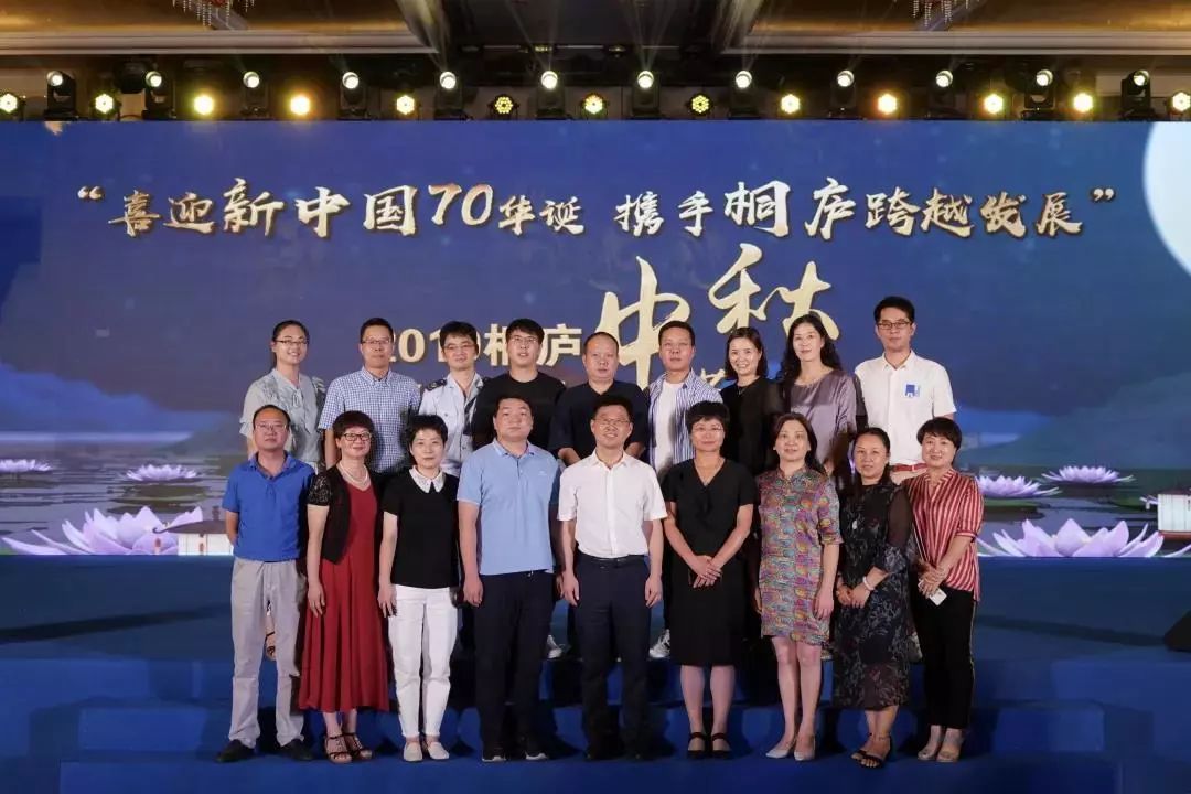 主委陈伟琴与参加本次茶话会的民进代表合影 县领导方毅,齐力,游宏