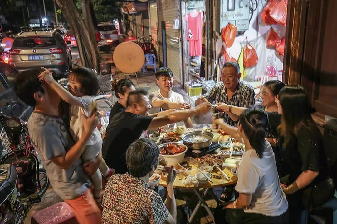 中秋节这组照片让汕头人直呼暖心围观乌桥岛人情味浓浓的中秋夜