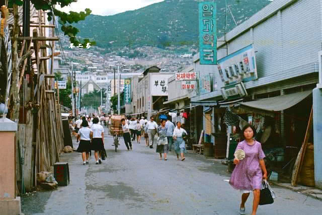 彩色老照片:直击上世纪60年代的韩国,经济腾飞之时的繁华