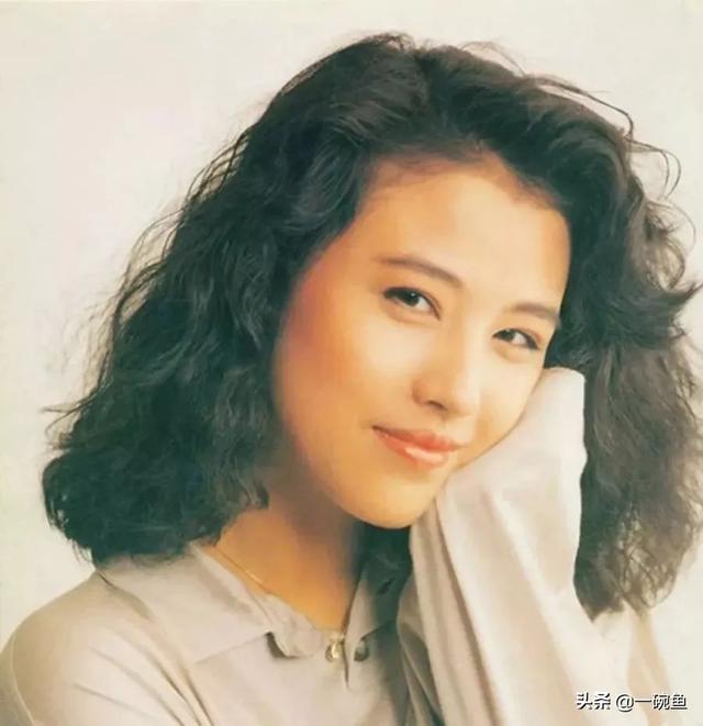 90年代香港美人都有过长发飘飘的造型,大家心中的白月光邱淑贞的黑长