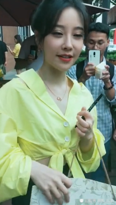 小团团直播大方露脸,真实颜值打脸众人,网友:比