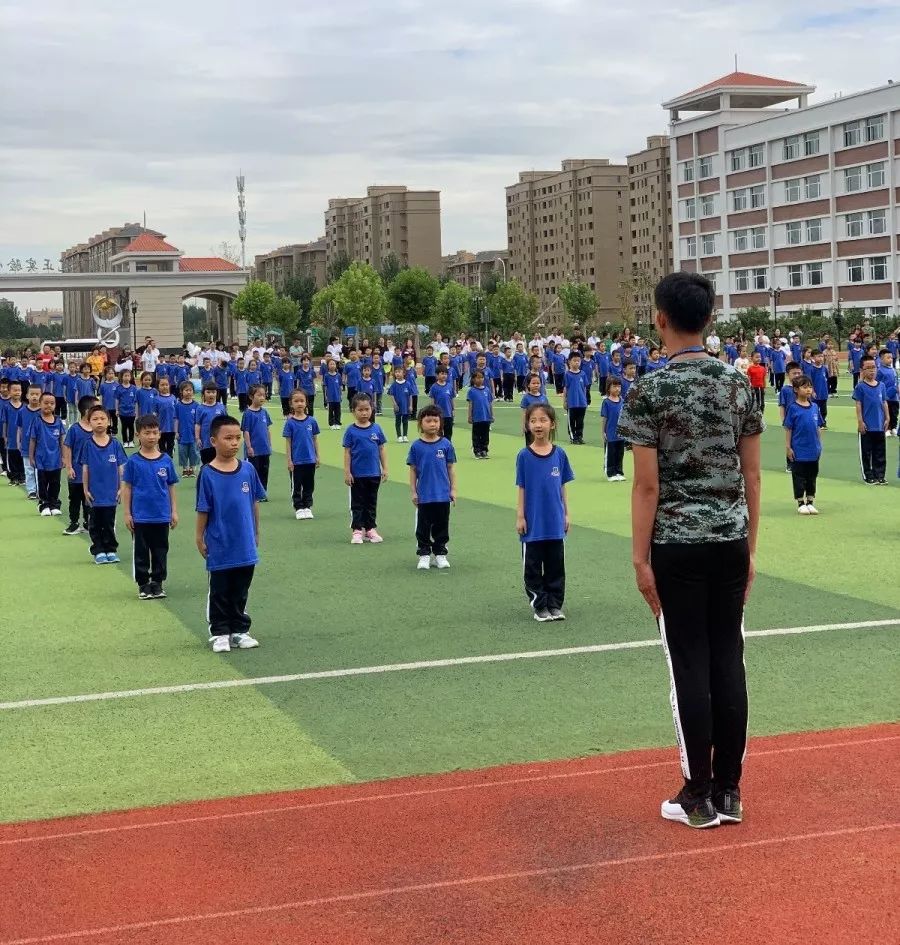 站立军姿武术操瑜伽韵律操听萌宝们的军歌声音嘹亮,步伐铿锵,虽然未着