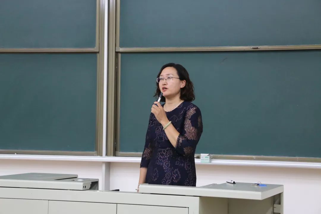 副院长董玮陈占国副院长介绍了各学科各专业的详细情况,使同学们为