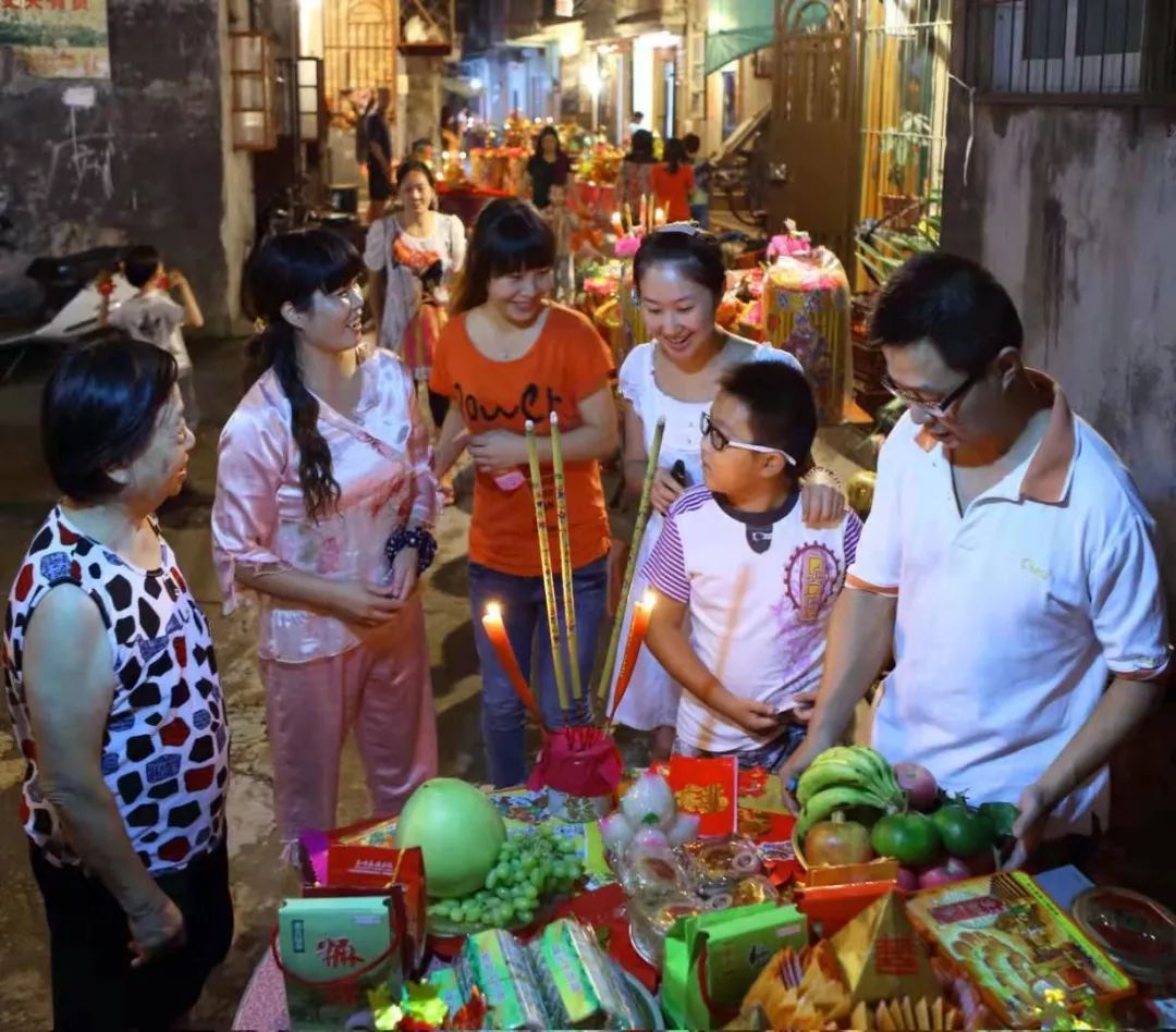 中秋节这组照片让汕头人直呼暖心围观乌桥岛人情味浓浓的中秋夜