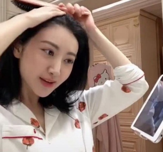 景甜穿睡衣晒素颜照,素颜依旧漂亮,大眼睛十分迷人!