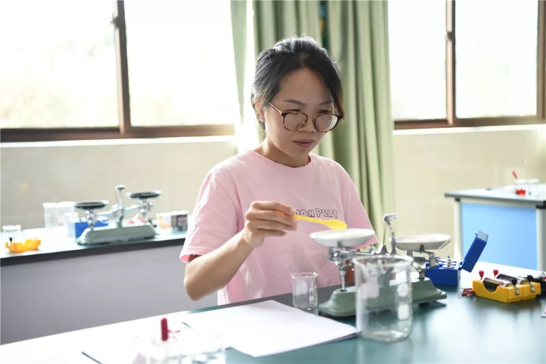 科学老师图片 f604a2eb36a44bb7ab81603242bc4df2.jpeg