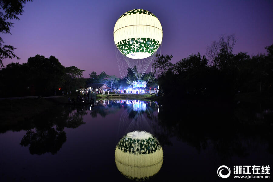 拉风！杭州市民乘坐氦气球空中赏月