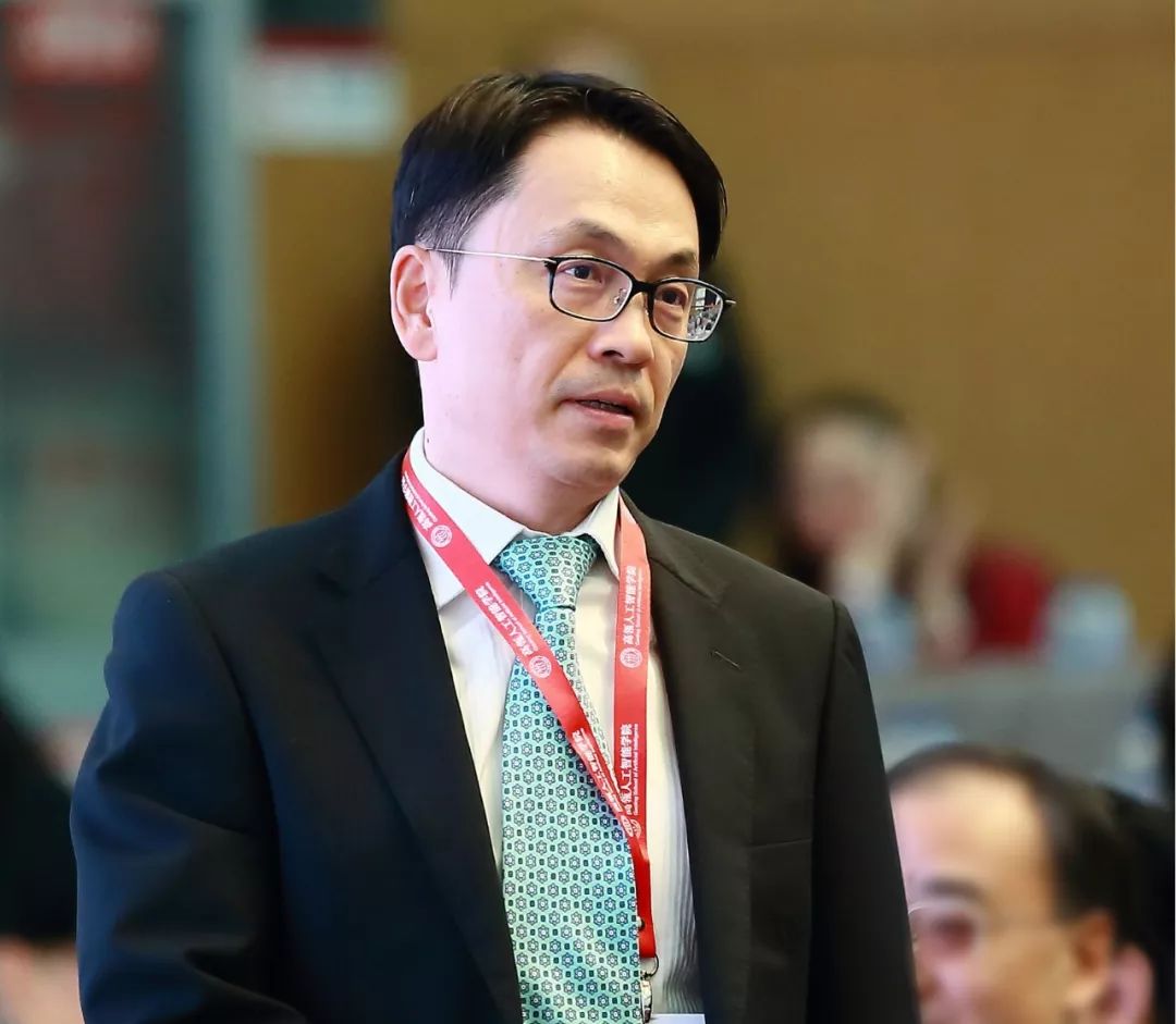 ▲高瓴资本创始人兼ceo 张磊从人大毕业后，张磊需要面临一个抉择，是靠着