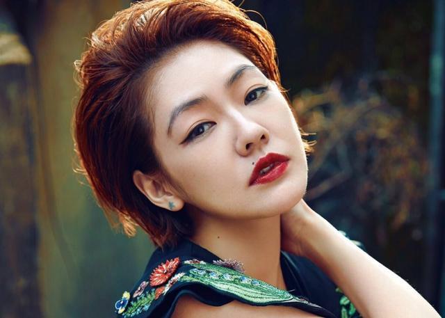 小S发文为母亲庆生,晒自己与姐姐、丈夫贴脸合