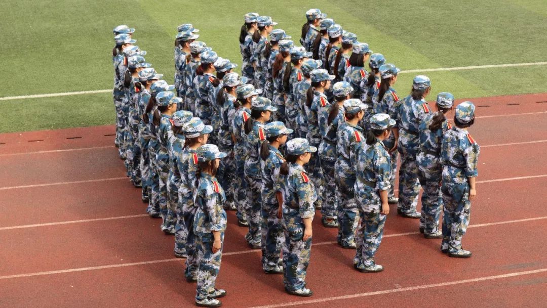 实拍青岛大学军训现场,这一幕火了