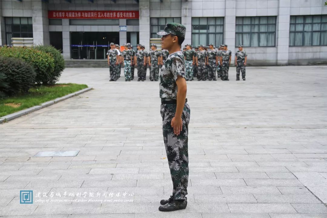 一种强烈的感觉 骄傲之外多了一份隐忍 稚气之外多了一点深沉 站军姿