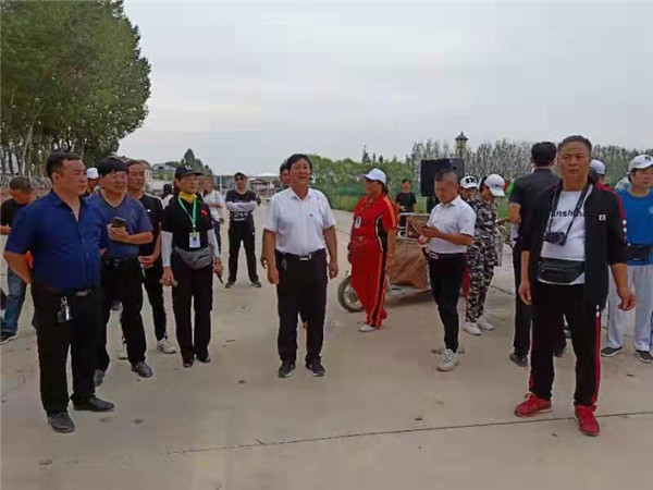 安新县安新镇大张庄文体中心徒步队授旗仪式隆重举行