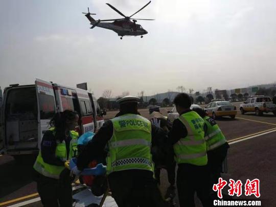 云南成功实施第一例高速公路交通事故空中救援