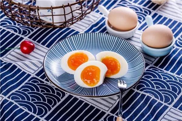 别再吃普通的水煮蛋了，这么做营养密度高3倍，煎一煎就上桌！