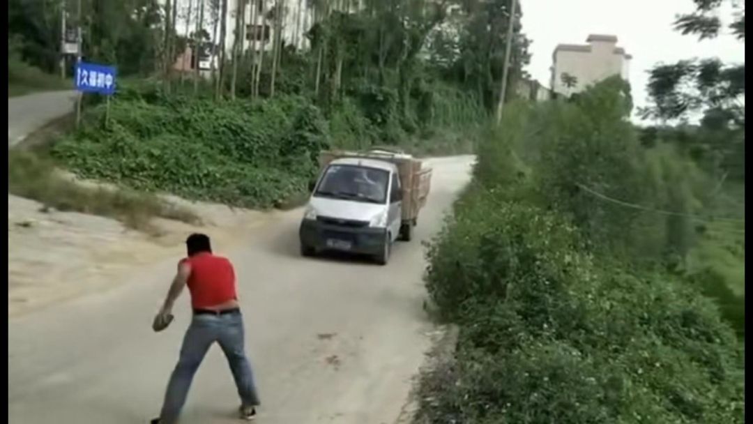 奇葩!广西一男子开车连续撞击车辆,还拿石头砸车.