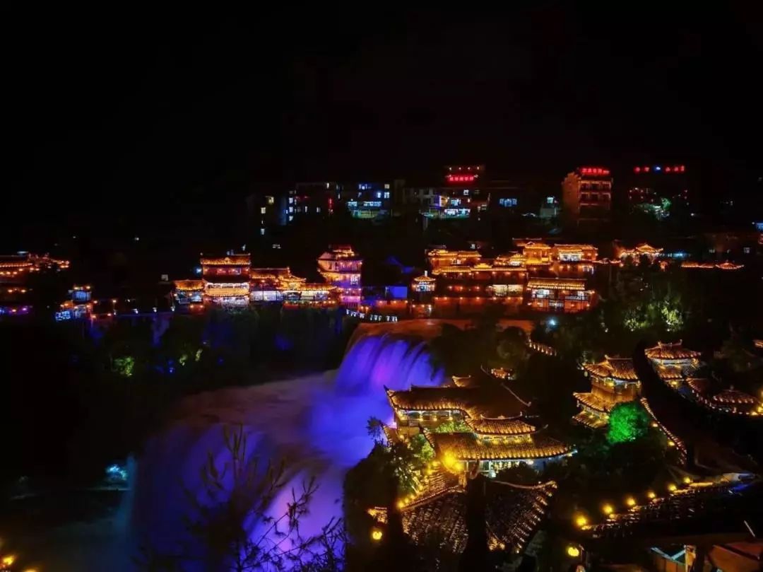 芙蓉镇夜景 第2天 坐龙峡—墨戎苗寨——回程 交通: 大巴用餐: 早 午