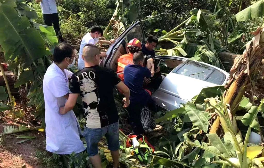 河源一司机疑似酒驾翻车,被困车内失去意识