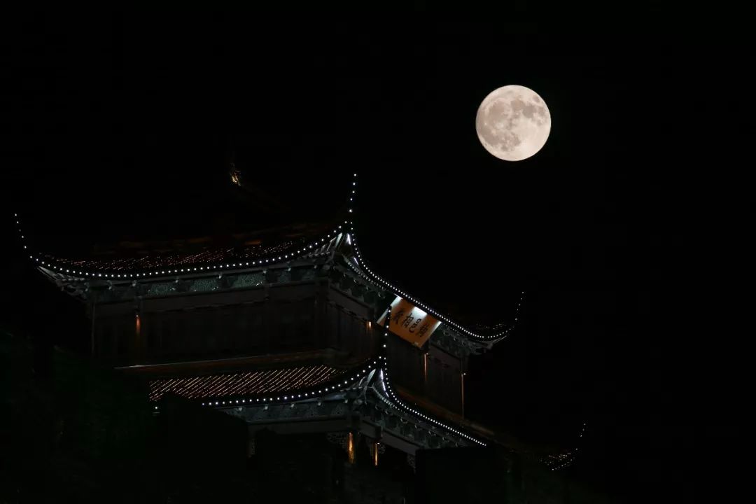 明月照高楼,流光正徘徊.—| 古城墙上 |俗话说,十五的月亮十六圆.