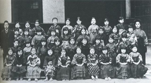 这是大正10年(1921)大阪爱日小学的女学生,此时,她们刚刚入学,穿的