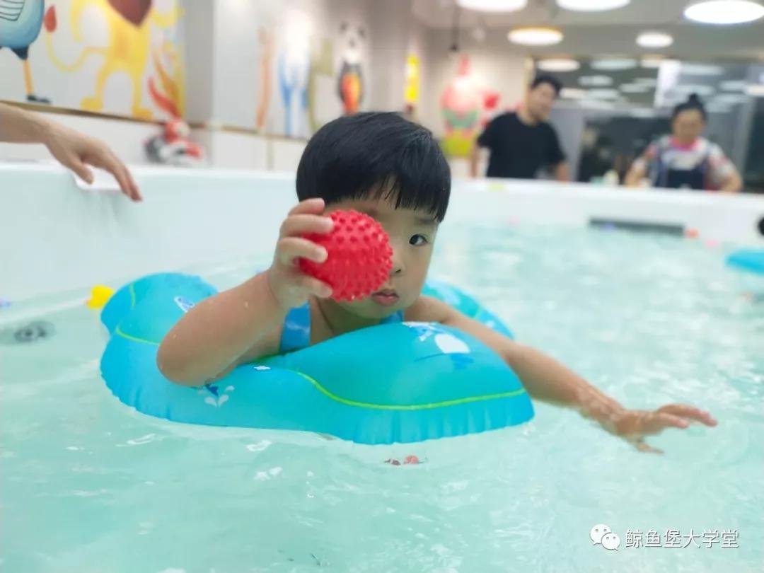                     游泳还能降低孩子生病几率？难怪这么多家长选择！