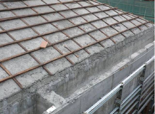 易导致瓦片铺设不平整 现场问题:设置内檐沟的屋面,瓦片施工后局部观