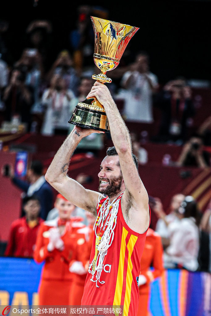 组图:西班牙男篮世界杯夺冠 队员高举奖杯庆祝