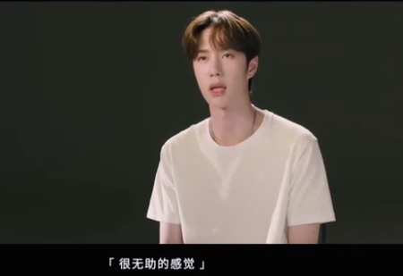 王一博因赛车故障无奈退赛，赛后躲在头盔里默默哭泣！