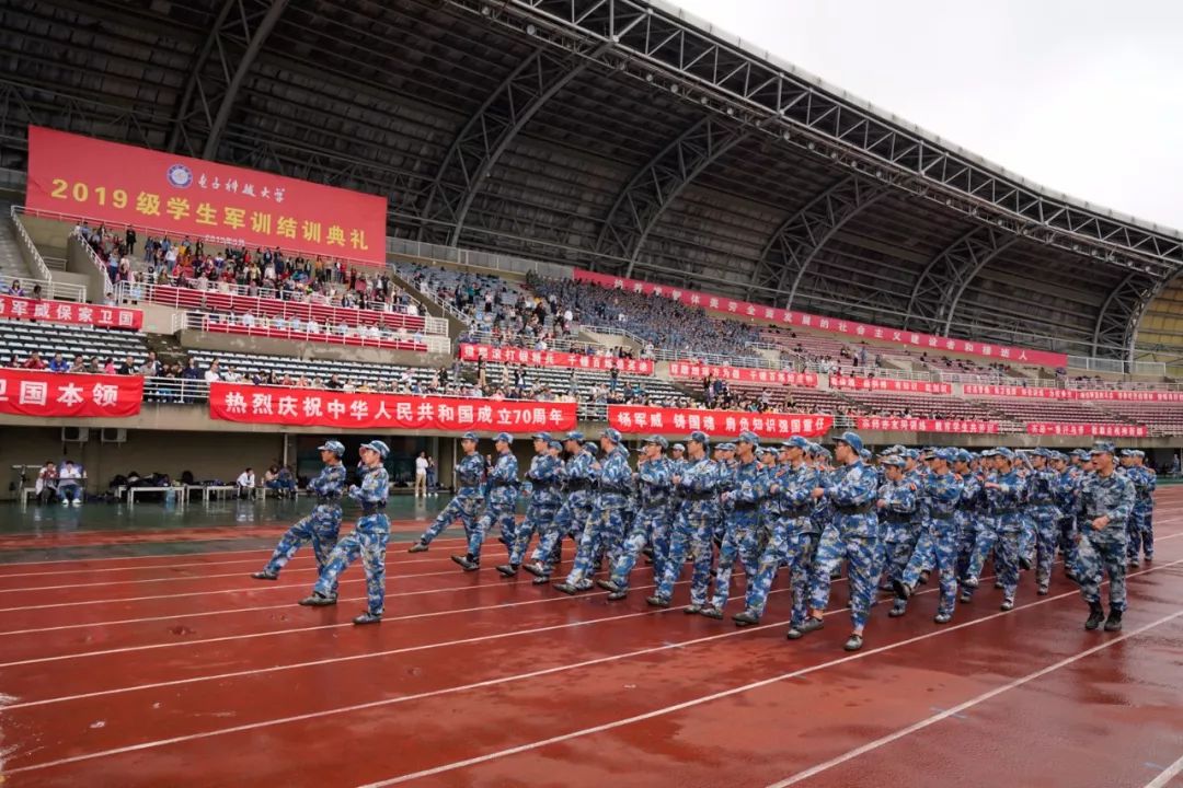 整齐划一,意气风发 2019级的新生们 女子单个军人队列动作表演