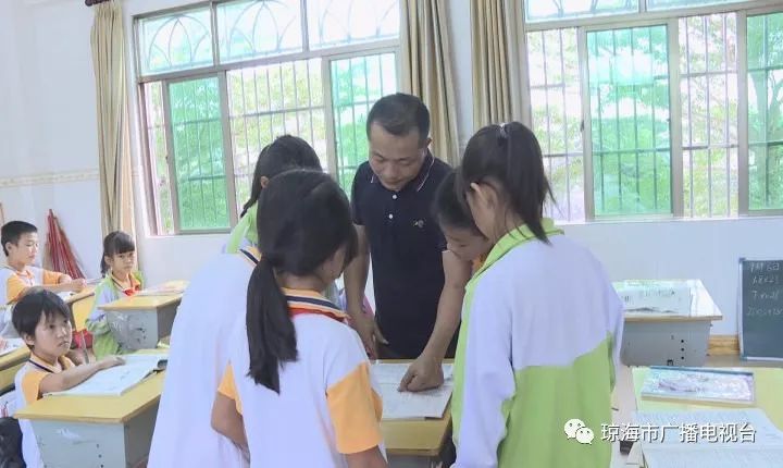 博鳌镇东坡小学校长冯云亲力亲为狠抓教育教学管理