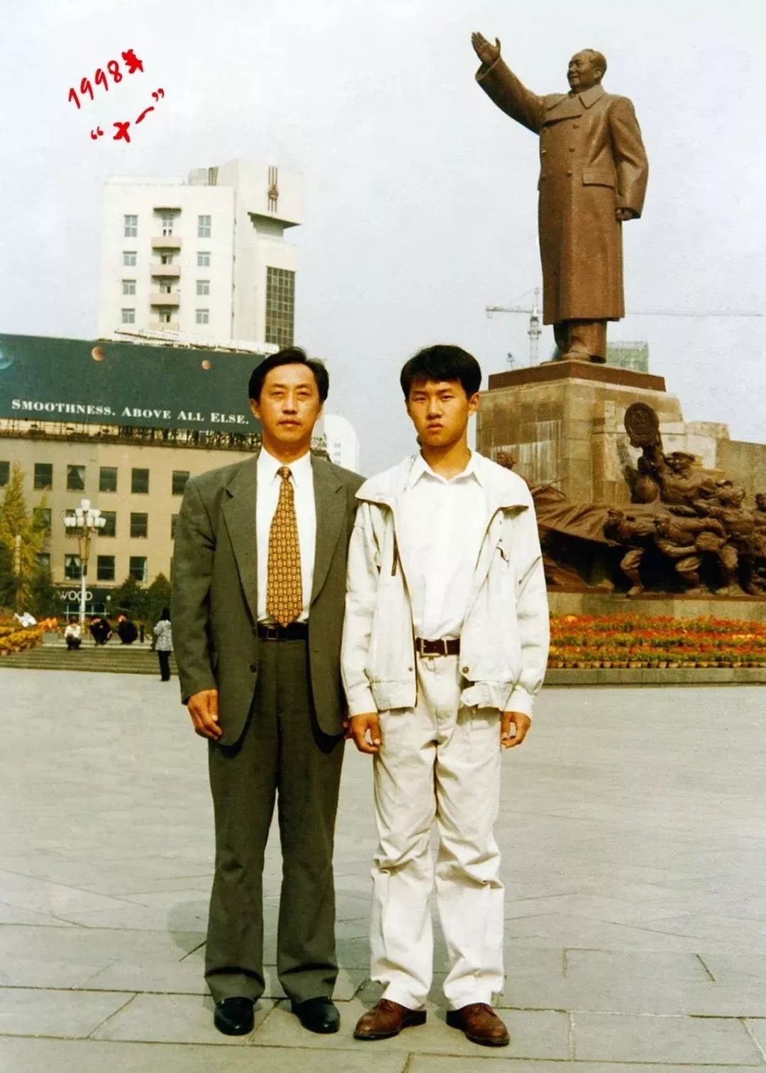 太感动啦沈阳父子连续35年在中山广场拍照留影见证沈阳发展变迁