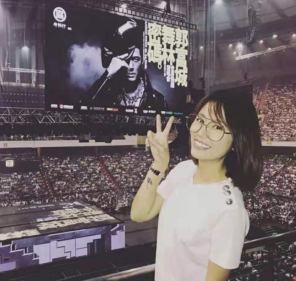 林心如独自现身郭富城演唱会,还跟郑元畅合