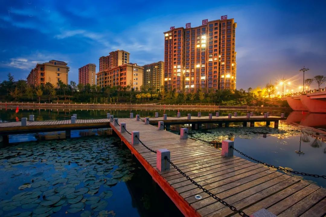 今日推荐沂水县邻水生态小城的梦幻夜景