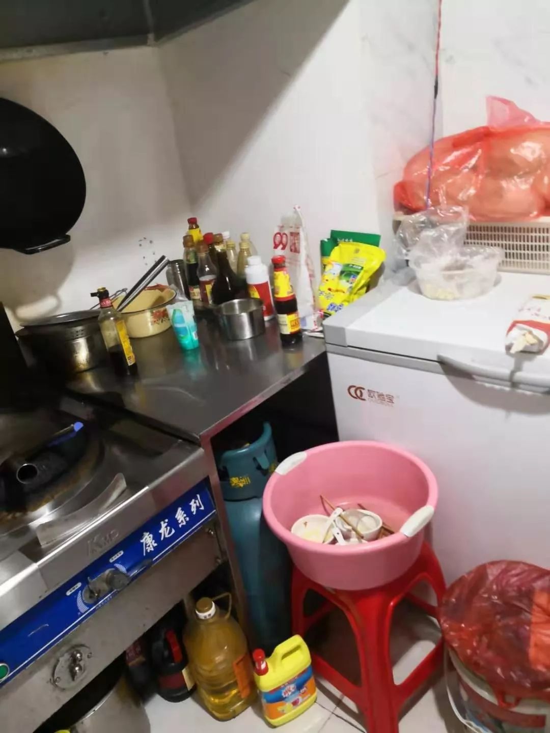 厨房物品摆放混乱