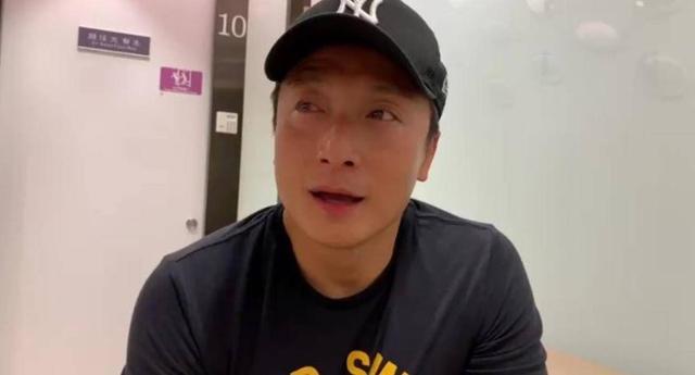 香港著名全能艺人参加游泳比赛眼部受伤 之